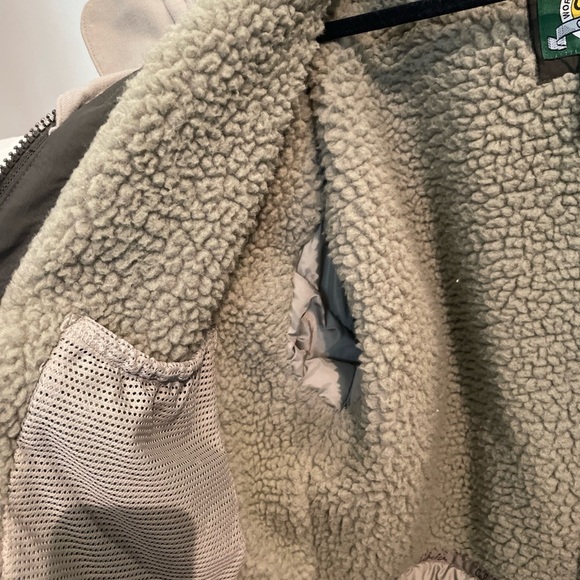 Cabela's Green and Cream Puffer Jacket - Picture 5 of 7